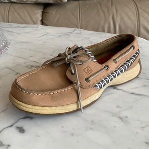 Tan Sperry’s with navy blue anchor pattern, size 7.5